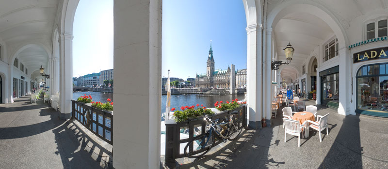 Panoramafotografie in den Alsterarkaden mit Hamburger Rathaus